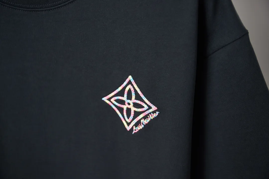 🅿️180 1V 25SS new style in early spring. Short sleeves with embroidered colorful hollow LV letters. Light luxury. Essential item for daily commuting for men and women. Correct version. Welcome to compare. Detailed features · 320g 100% pure cotton double yarn jersey fabric · Special thickened 32 pieces of double-strand 1X1 thread in the same vat custom dyeing · Imported Tajima machine embroidery with colorful hollow embroidered LV letters · Double needle stitching and cross-stitching technology · Original main mark, washed tag, brand moisture-proof paper packaging Color: black/white Size: S/M/L/XL
